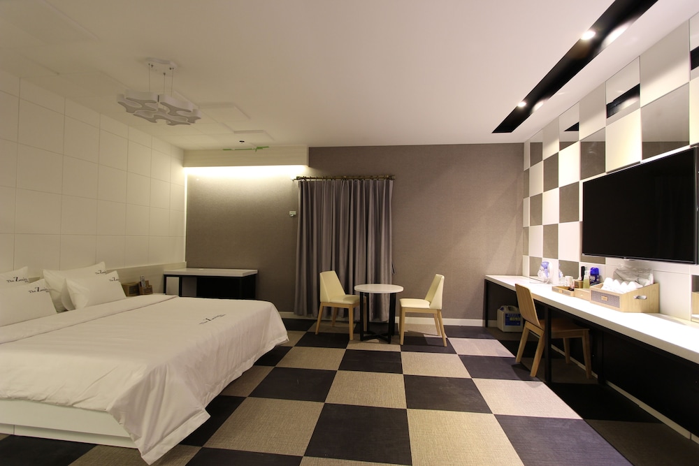 The Zenith Hotel 4/60