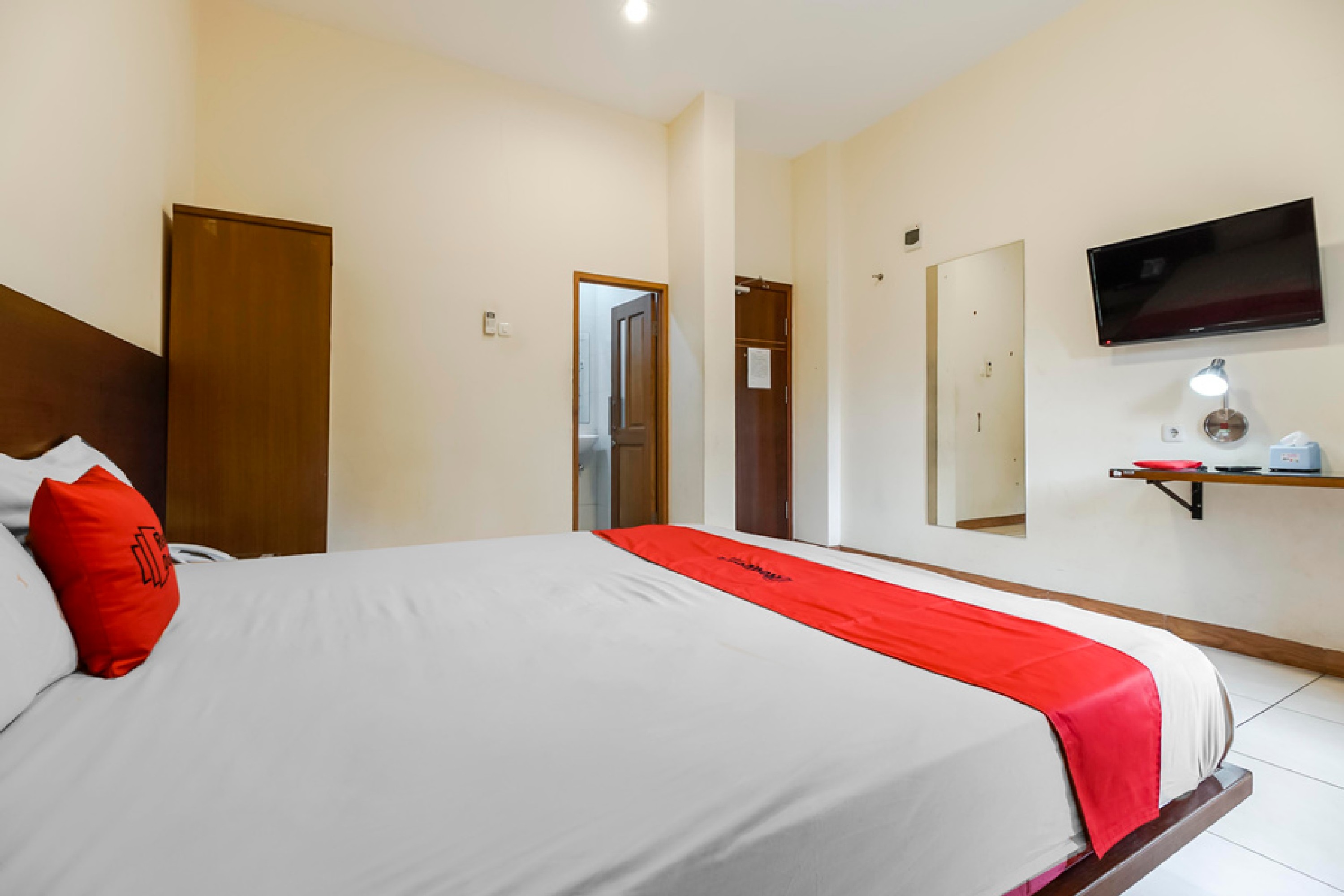RedDoorz Plus @ Karebosi Area 2 (RedDoorz - Hotel Crown Inn) 18/28