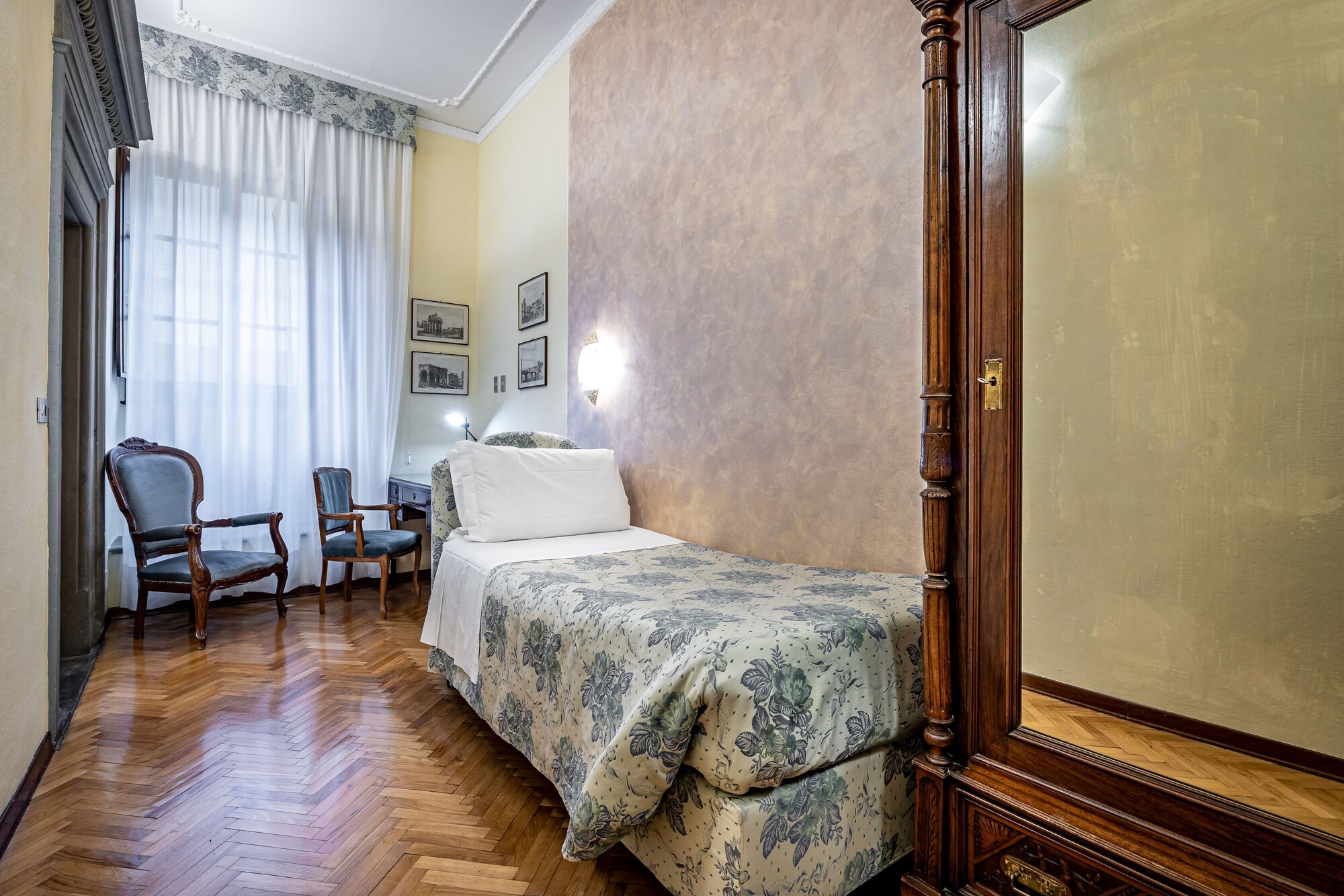 ROOM, SINGLE