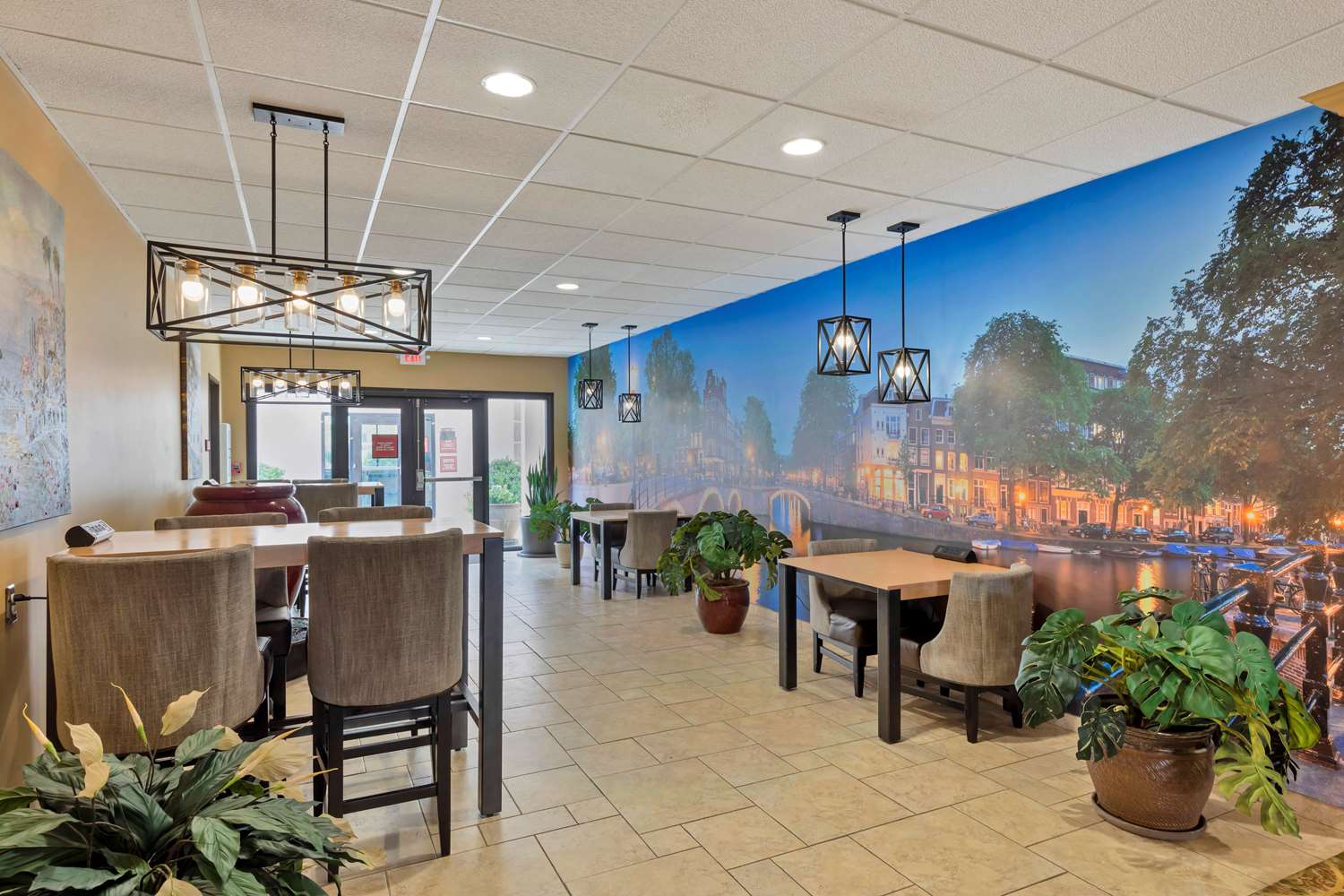 Best Western Plus Swiss Chalet Hotel & Suites 34/40