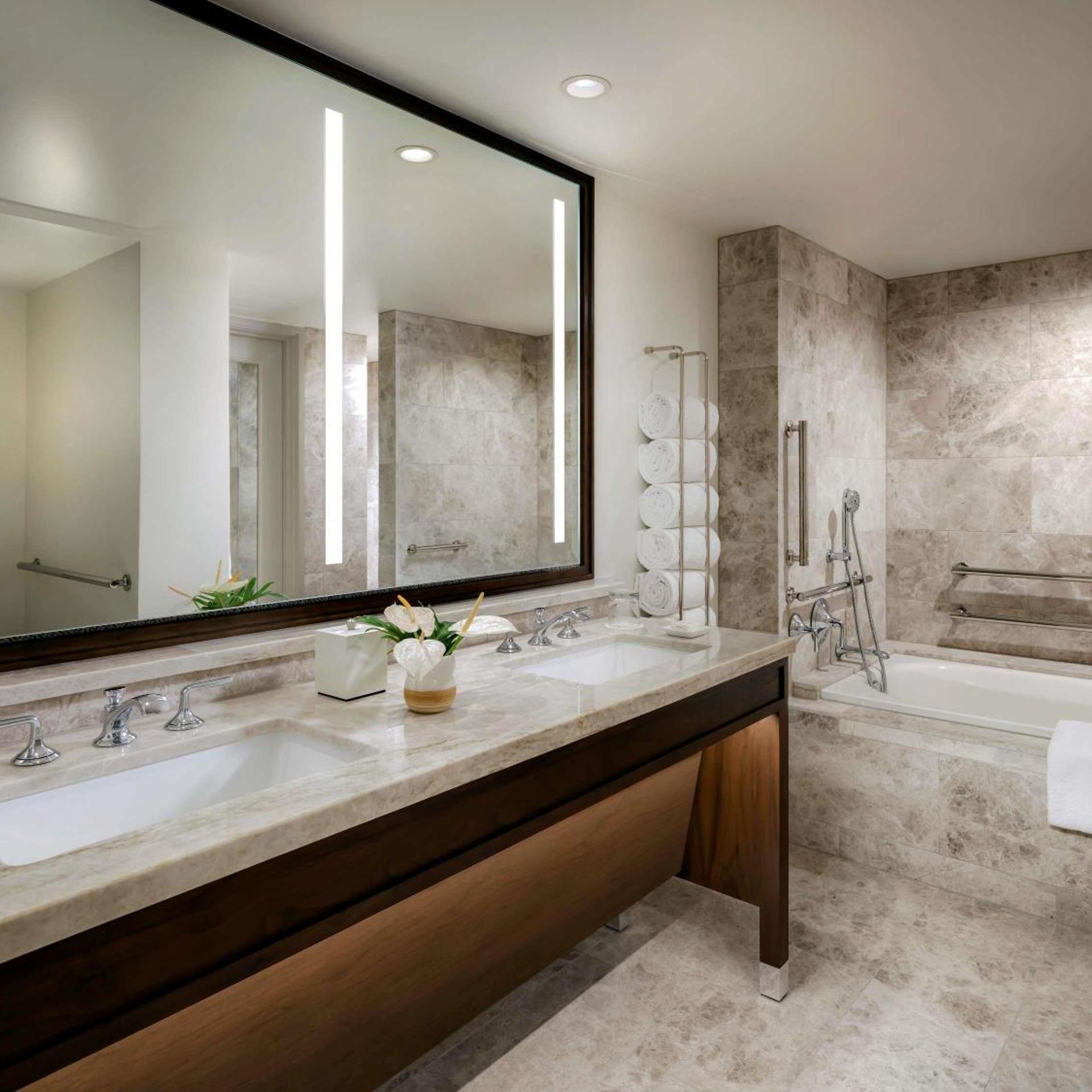 Suite, King Bed, Mountain Side, Sofa, Accessible، Fairmont Kea Lani Maui 2/3
