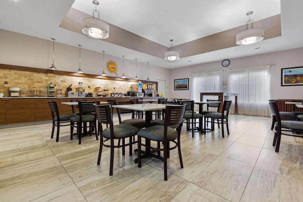 La Quinta Inn & Suites by Wyndham Alvin 42/55