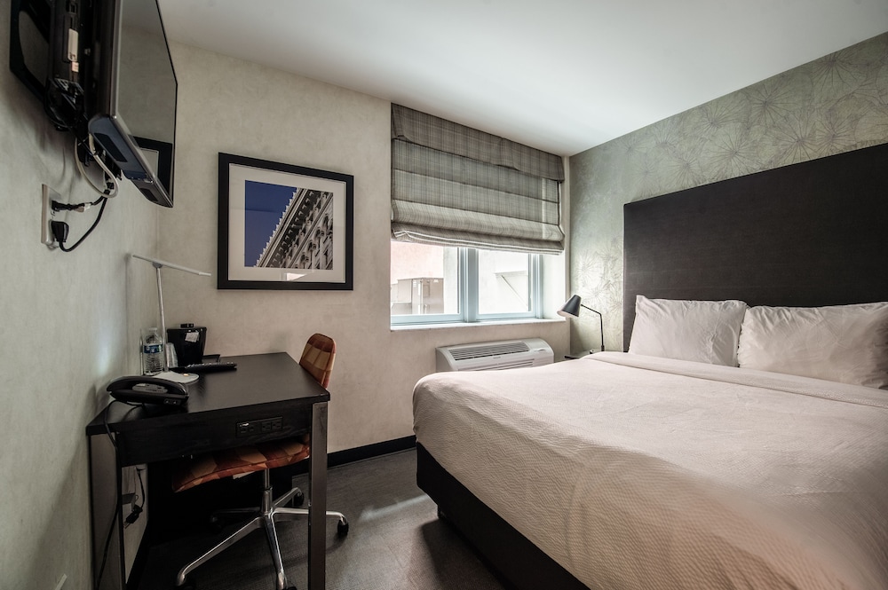 ROOM, QUEEN BED