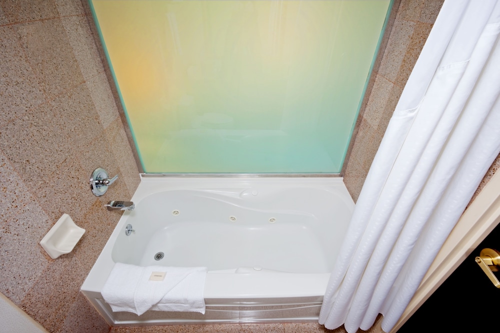 Holiday Inn Express Brooklyn 28/29