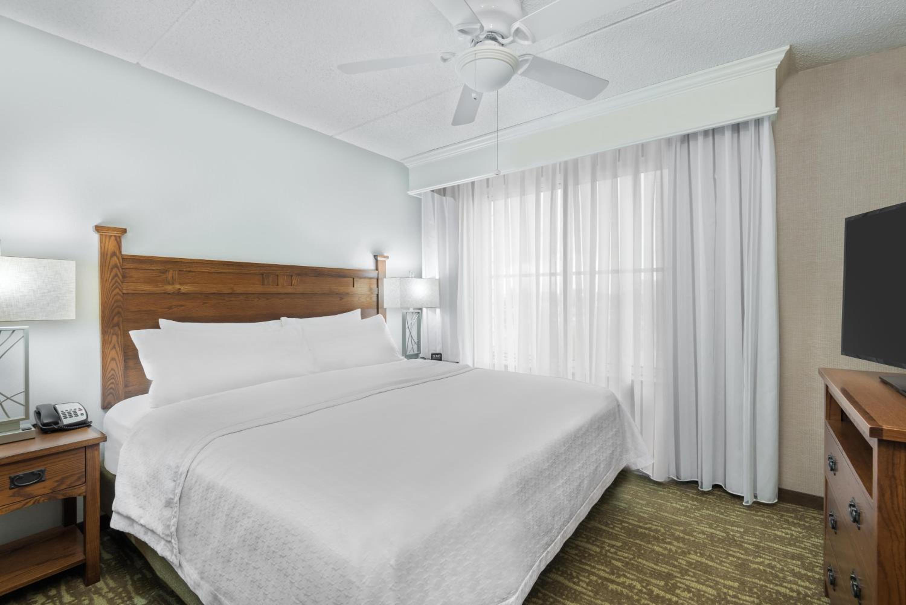 1 Bedroom, Suite, King Bed, Sofa