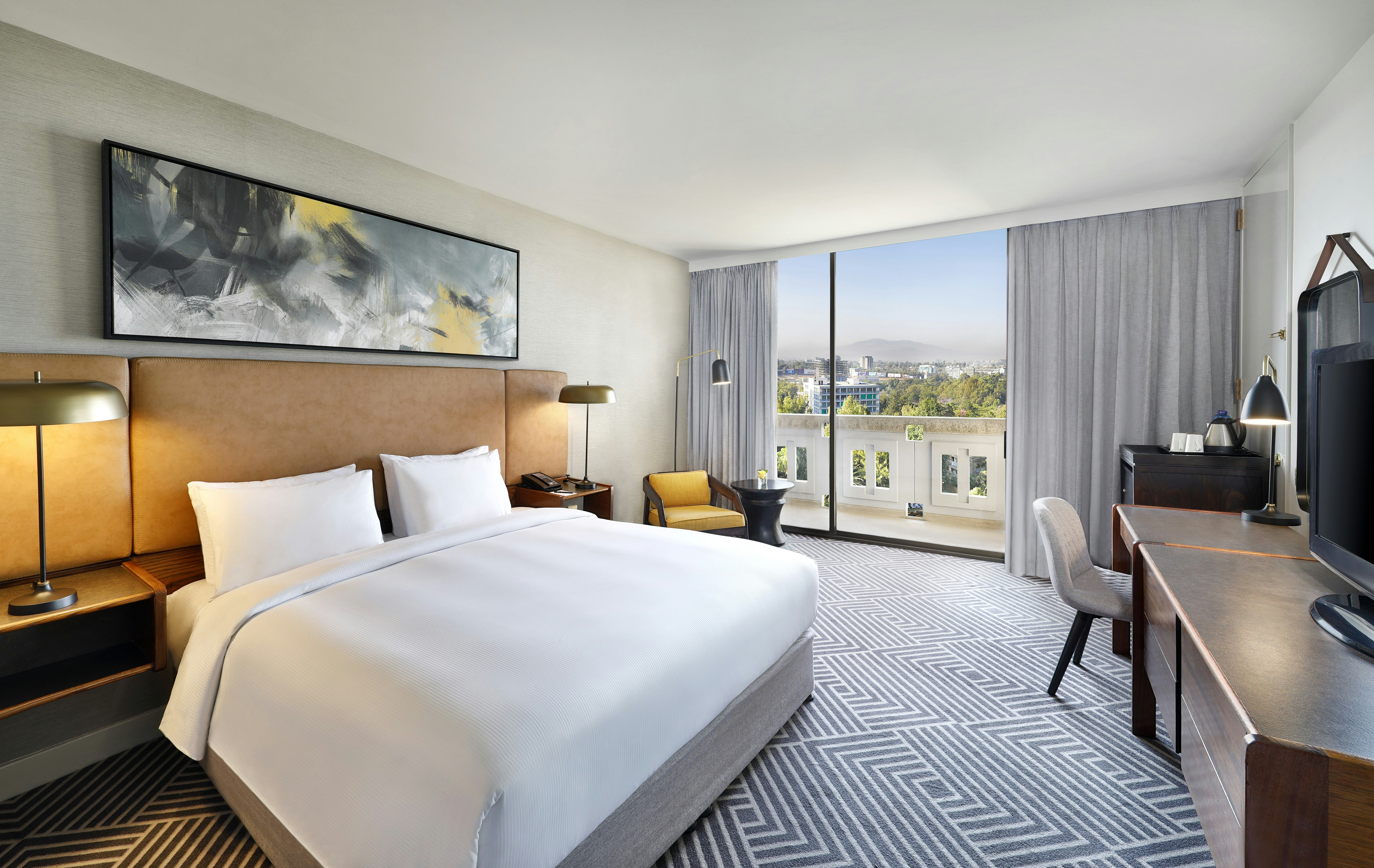 DELUXE, KING BED