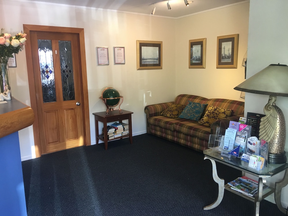 Cornwall Park Motor Inn 38/47