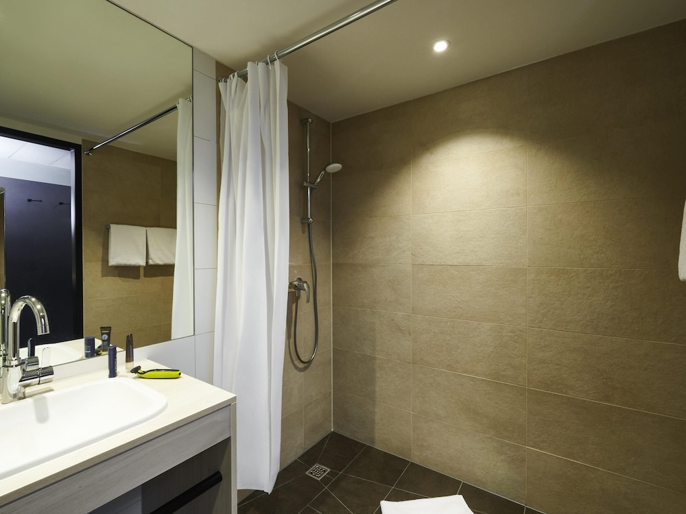 غرفة عائلية بسرير مزدوج وسريرين منفصلين وسرير كينج وسرير بطابقين، Ibis Styles Singen 8/8