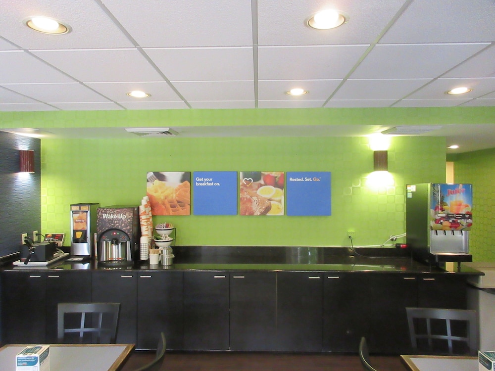Comfort Inn & Suites Lantana - West Palm Beach South 10/40