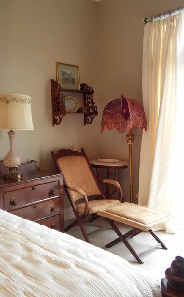 Inntiquity A Country Inn 34/50