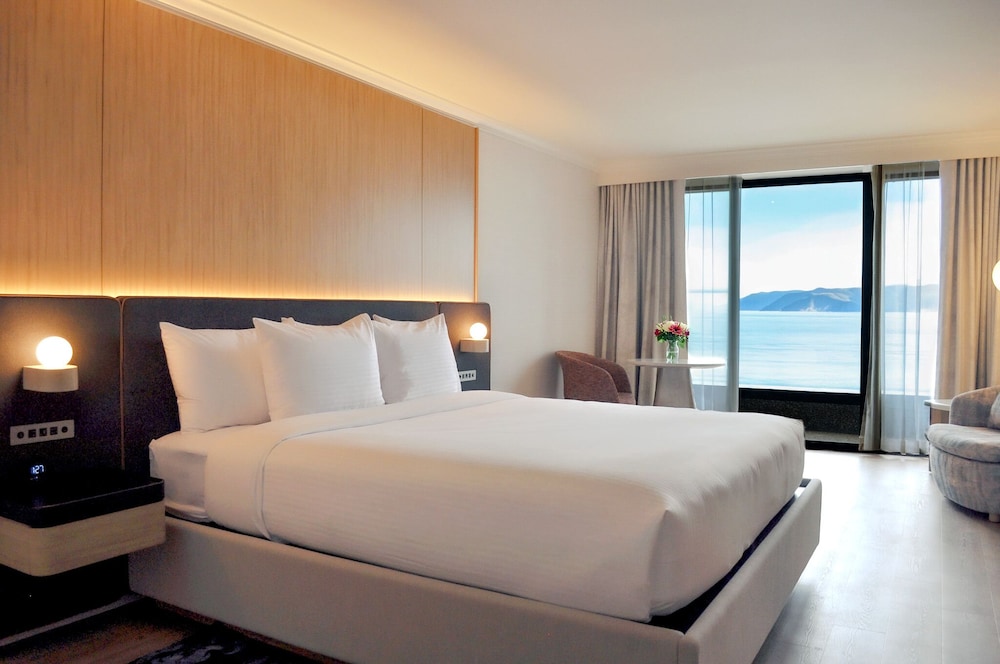 RENOVATED, PREMIUM, KING BED, HARBOUR VIEW