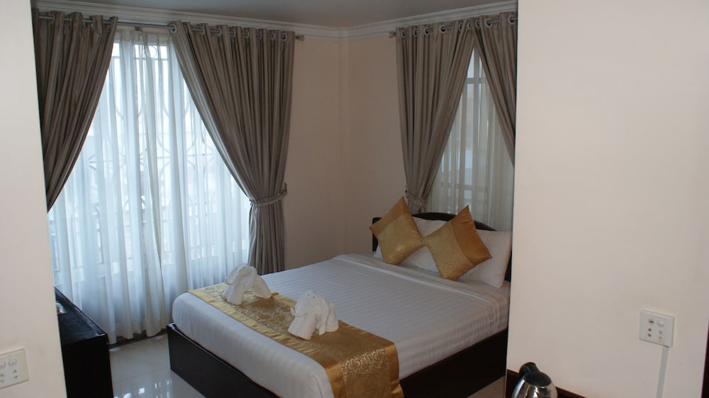 Rain Rock Hotel 15/46