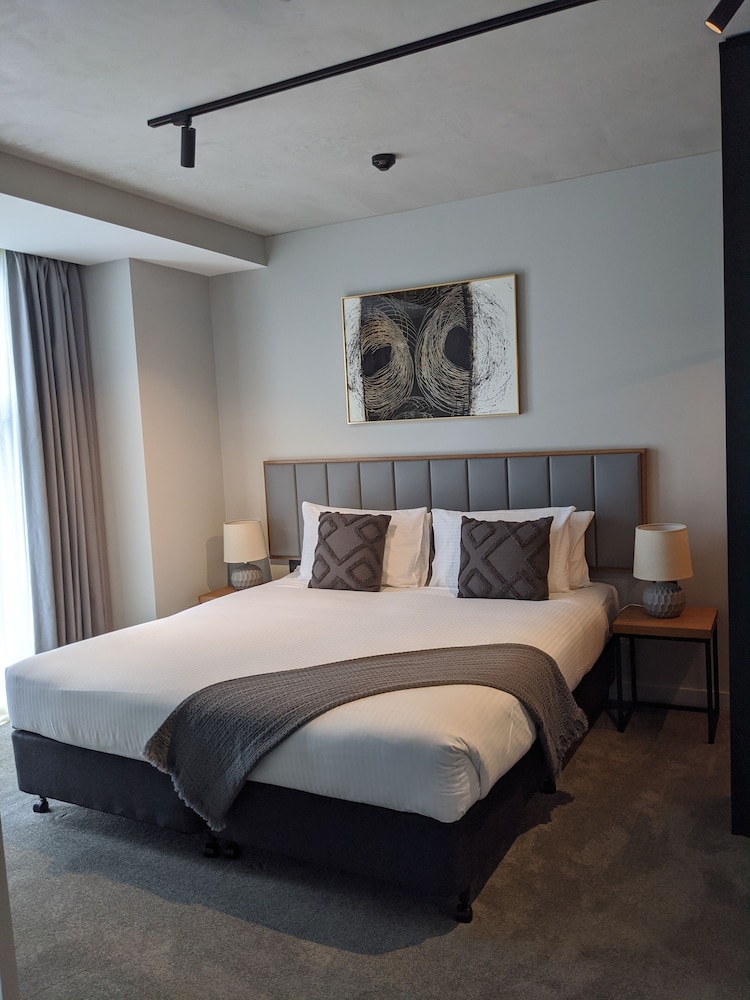 SUITE, KING BED, ACCESSIBLE