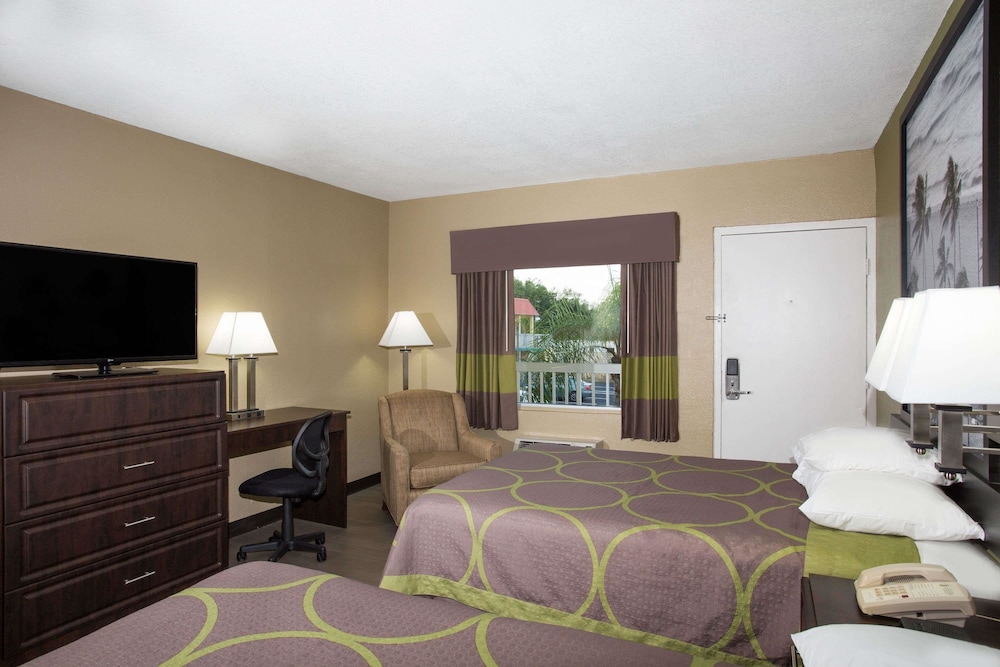Super 8 By Wyndham Sarasota Near Siesta Key 11/29
