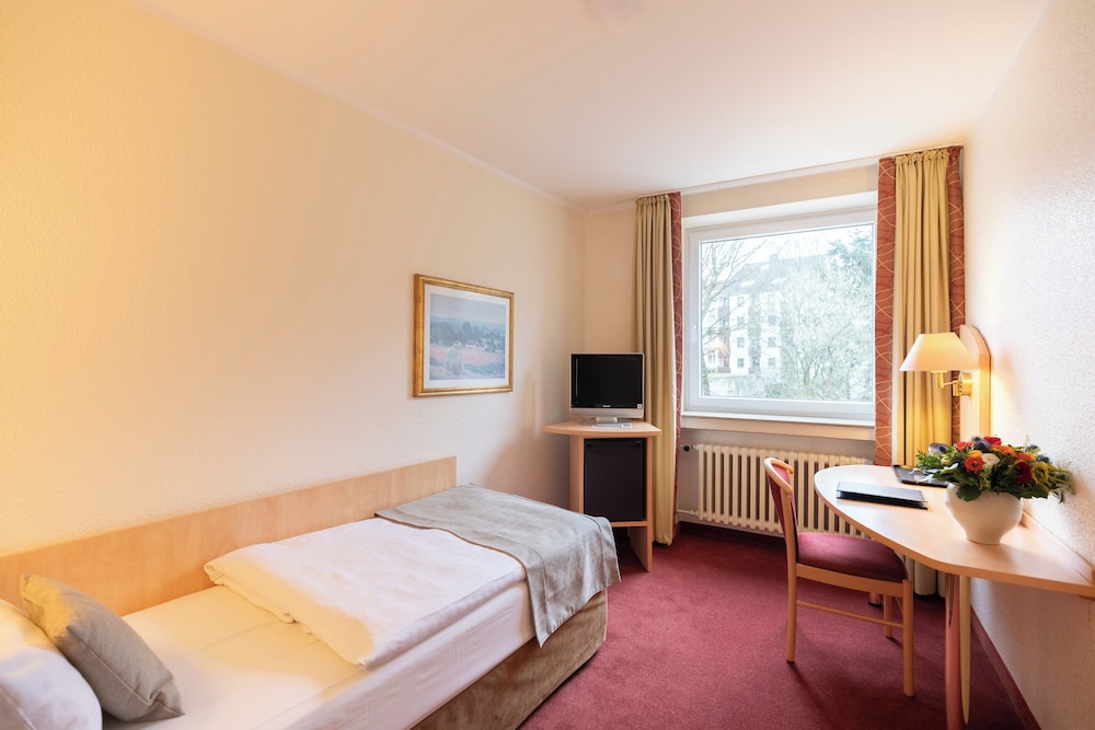ROOM, SINGLE