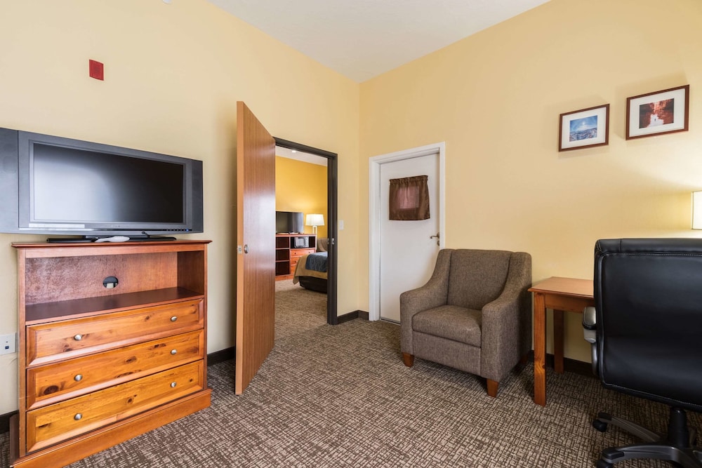 Comfort Inn & Suites Cedar City South, UT 28/36