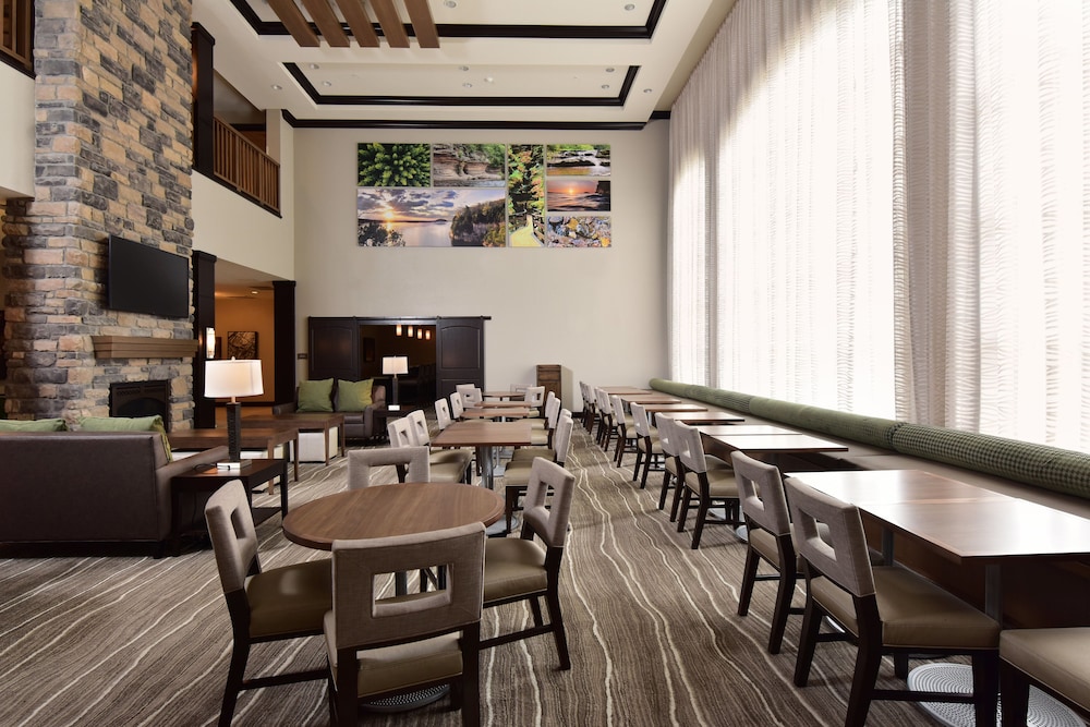 Staybridge Suites Wisconsin Dells - Lake Delton 43/58