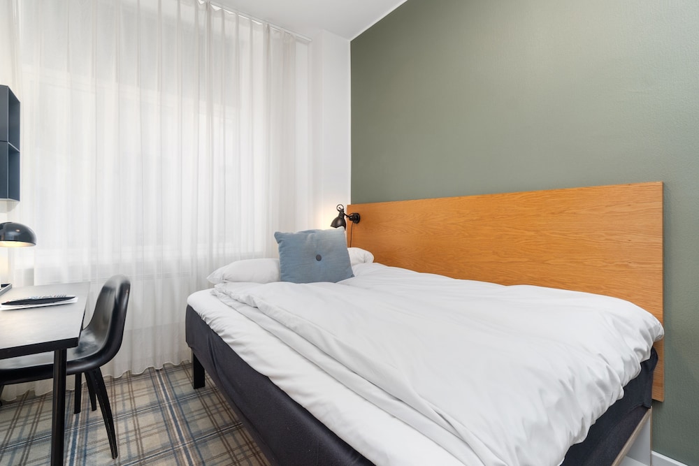 ROOM, SEMI DOUBLE BED, SMALL