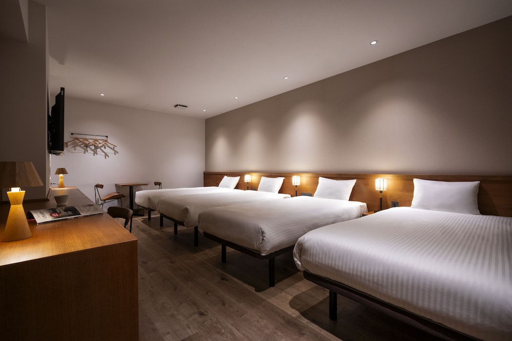 ROOM, QUADRUPLE