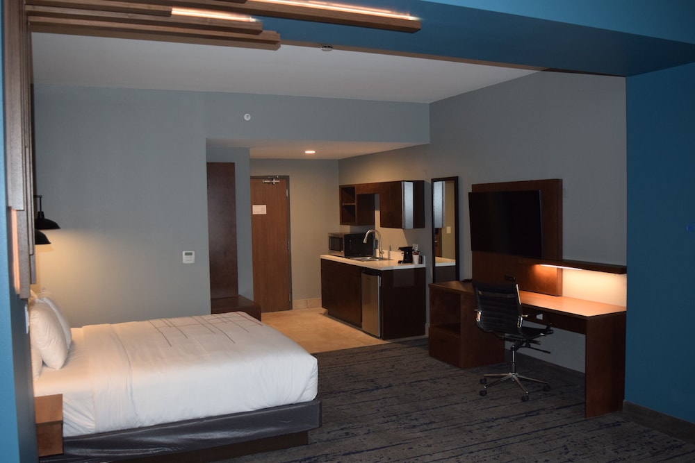 La Quinta Inn & Suites by Wyndham Louisville East 8/45