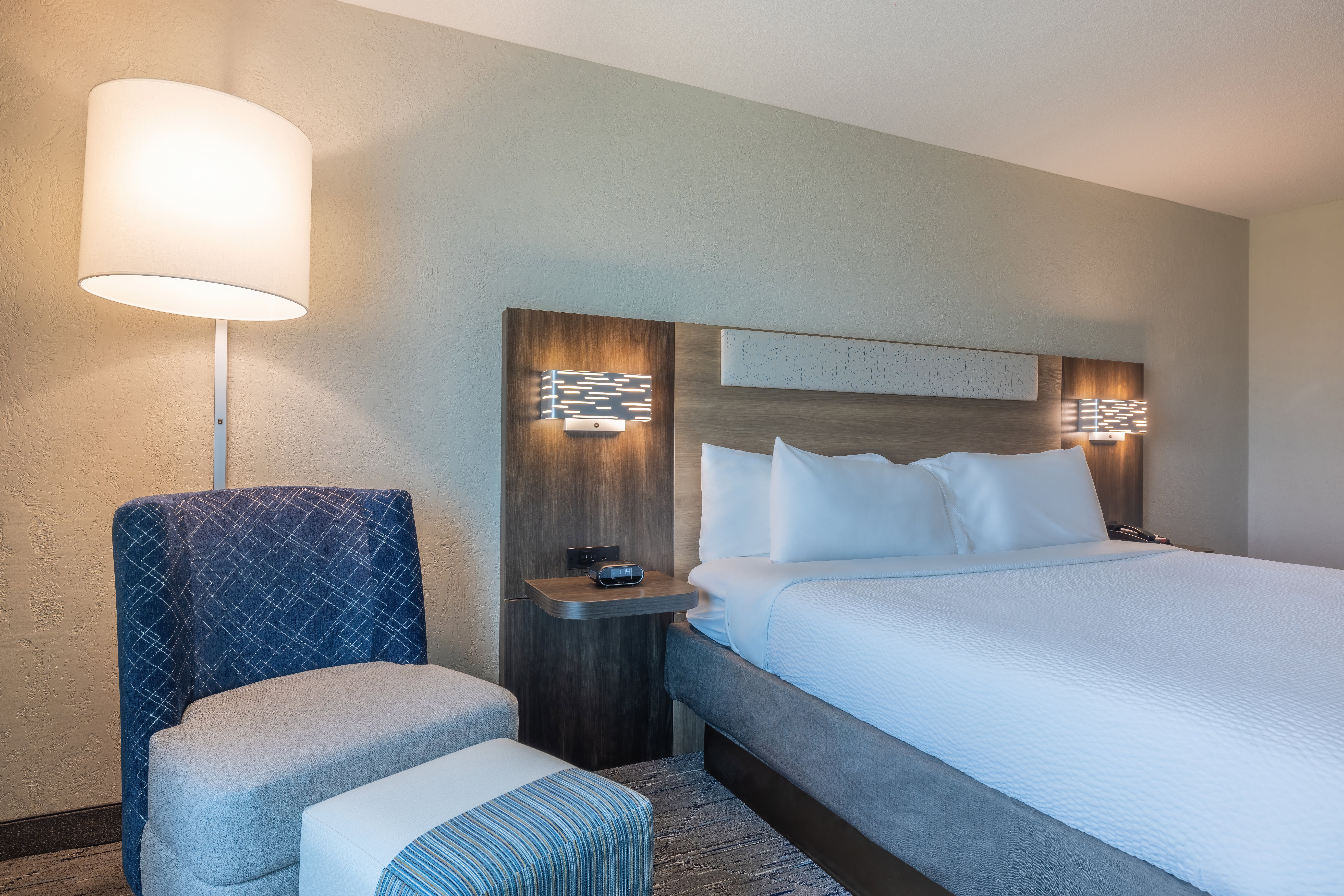 Holiday Inn Express Hotel Suites Kansas City Airport 32/72