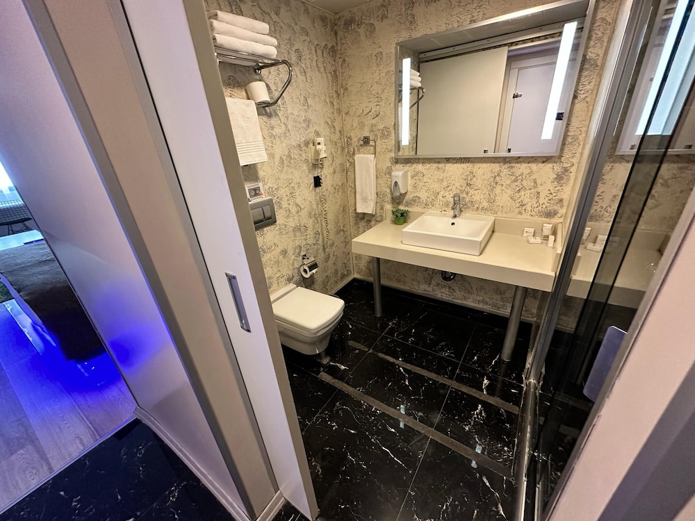 Tempo Suites Airport 45/47