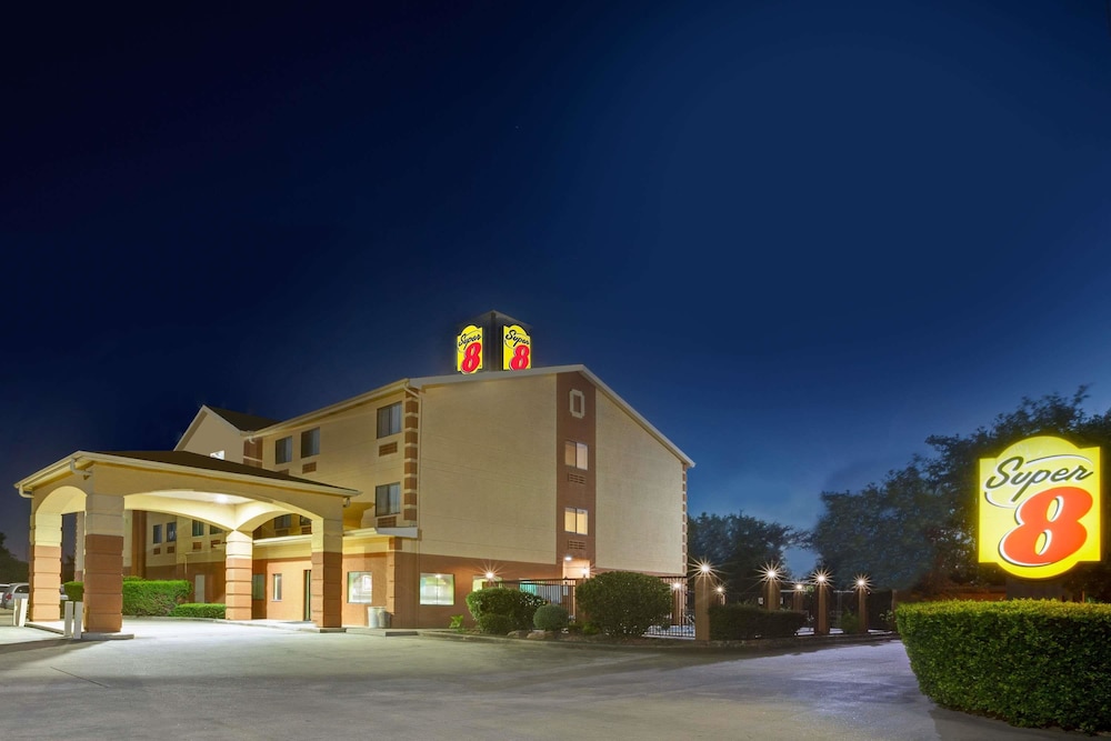 Super 8 by Wyndham Pasadena 1/25