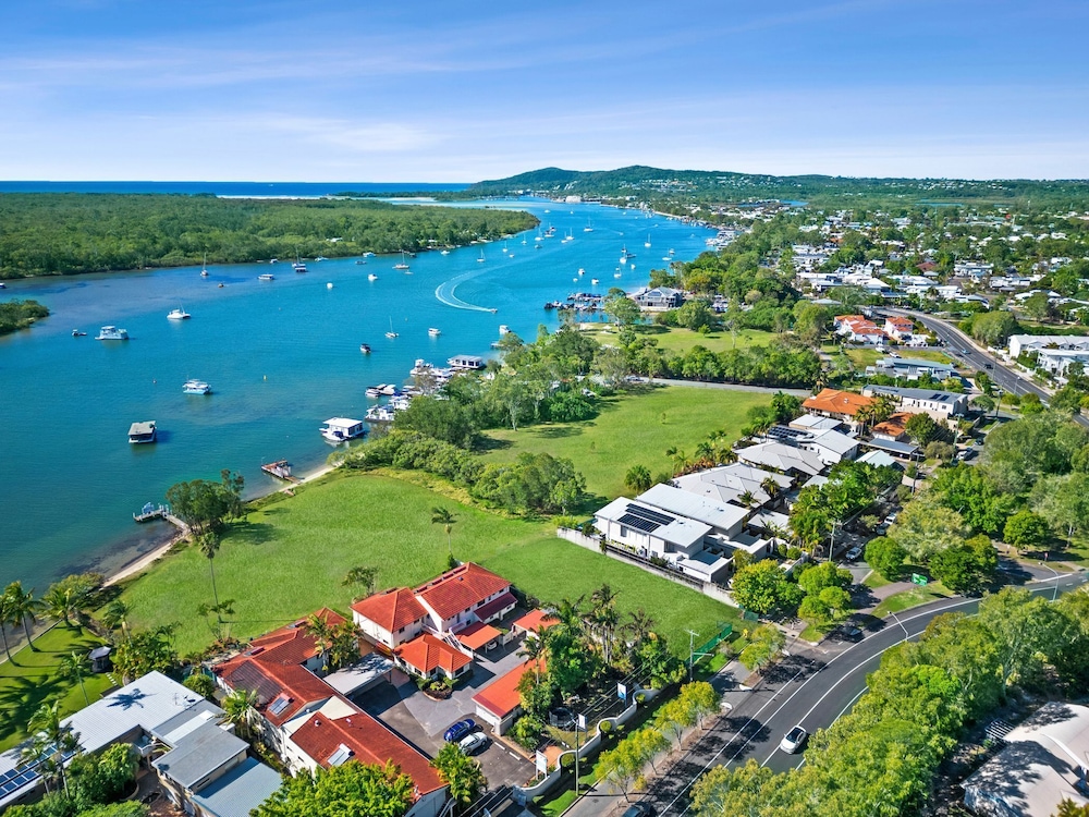 Cayman Quays 26/34