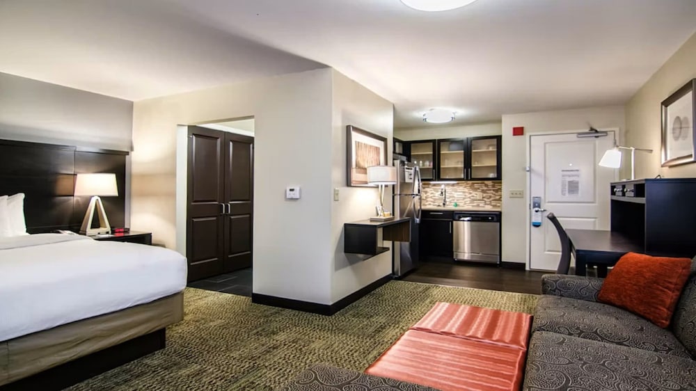 جناح استوديو بسرير كوين بشرفة لذوي الإعاقة، STAYBRIDGE SUITES MARQUETTE 3/5