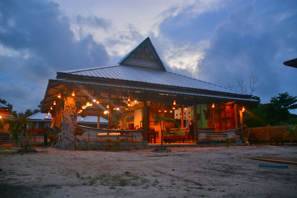 Rock and Wreck Dive Resort 6/47