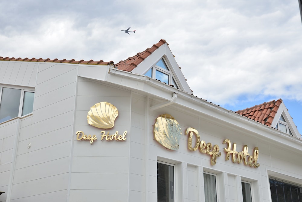 Deep Hotel 4/34