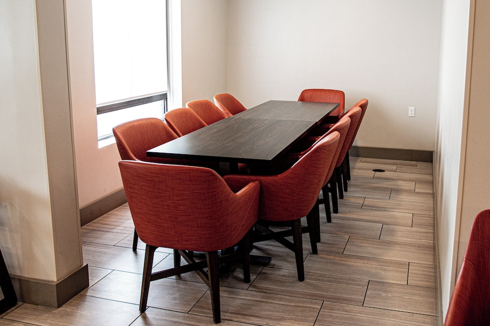Holiday Inn Express Hotel Suites Latham 57/70