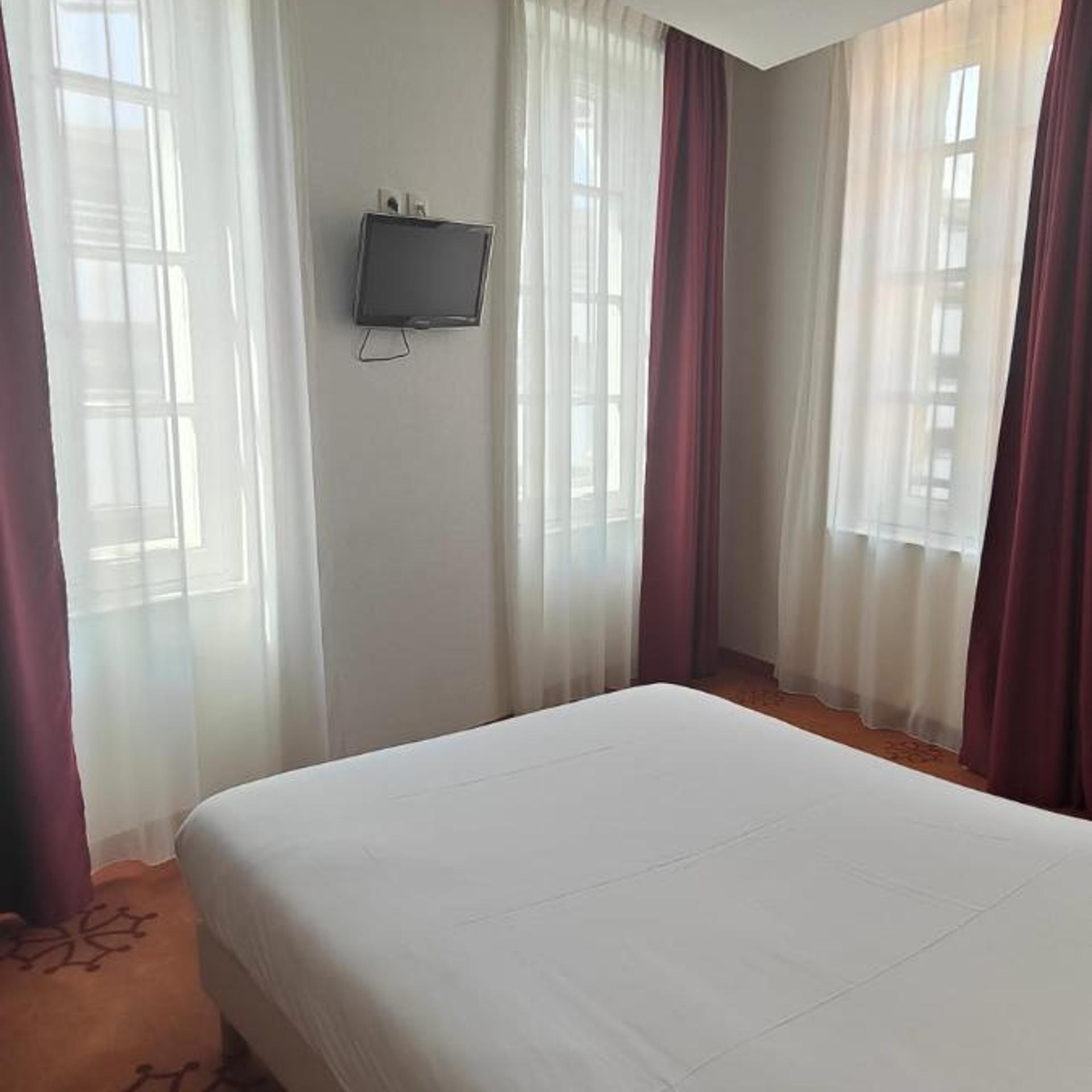 Room at Alfred Hotels Victor Hugo, TOULOUSE