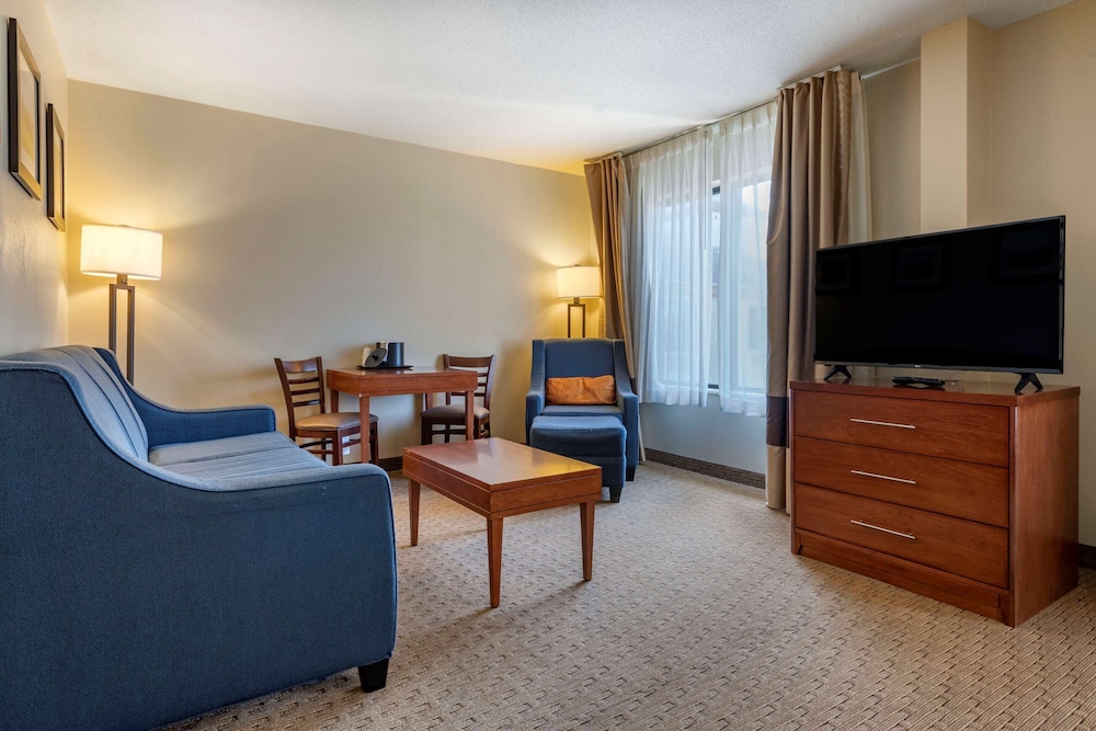Comfort Inn and Suites Black River Falls I-94 24/37