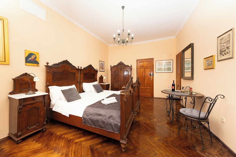 Amoret Apartments 14/83