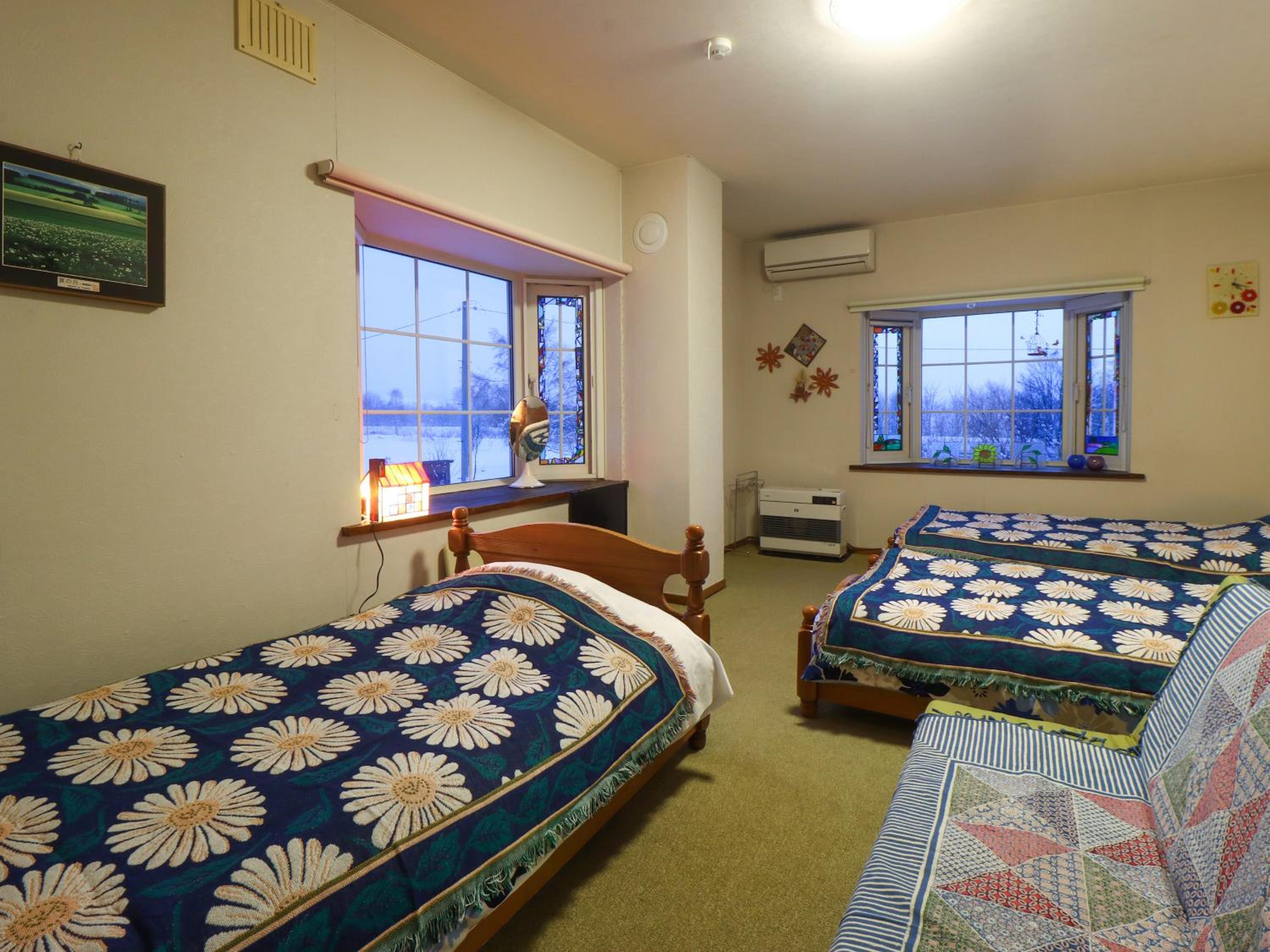 ROOM, TRIPLE, SHARED BATHROOM