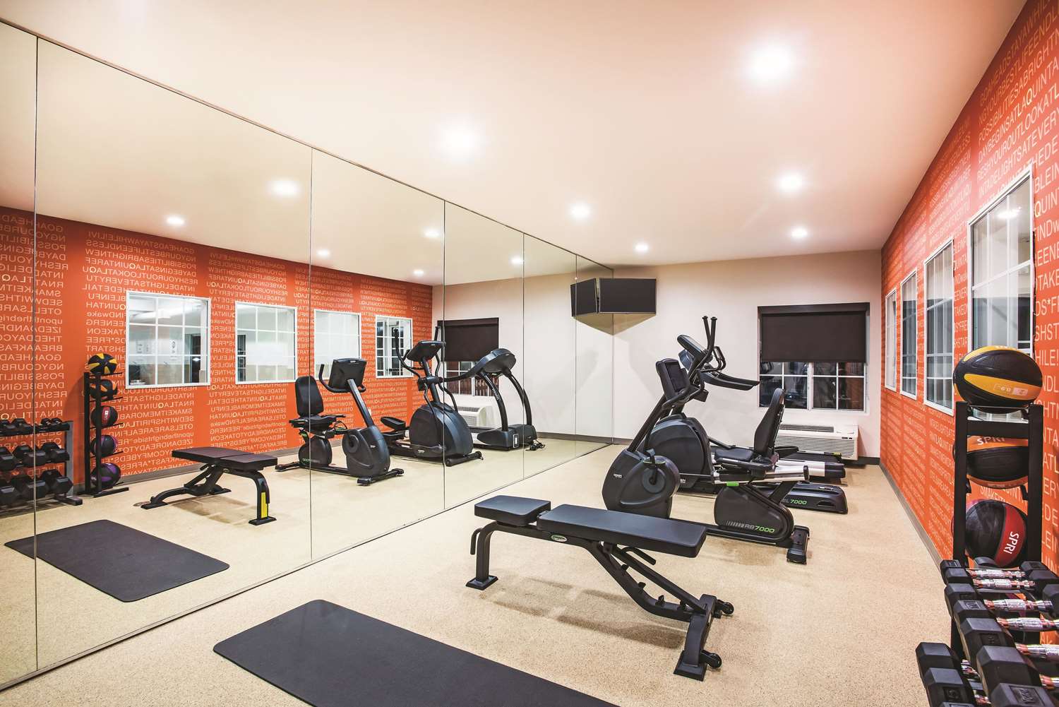 La Quinta Inn & Suites by Wyndham Chambersburg 8/17