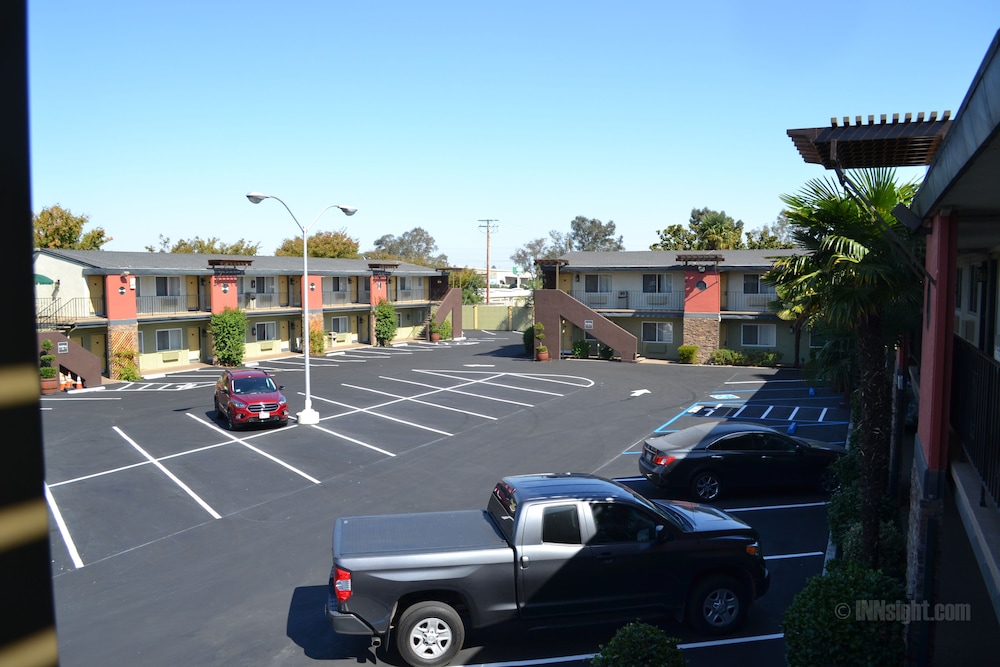 Days Inn & Suites by Wyndham Lodi 20/36