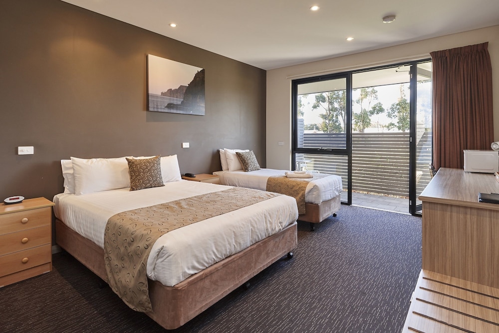 Foreshore Hotel 26/71