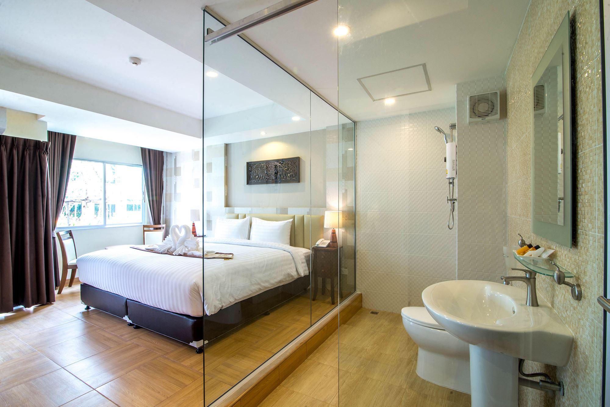 Premier, King Bed, Pool Access