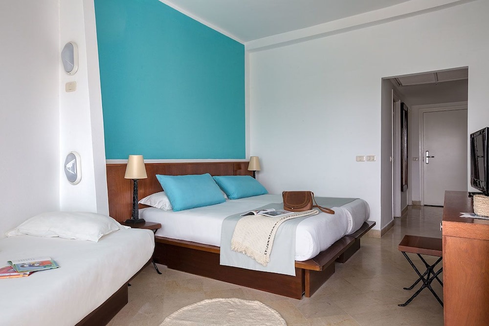 STANDARD, TRIPLE, 1 DOUBLE AND 1 SINGLE BED, GARDEN VIEW