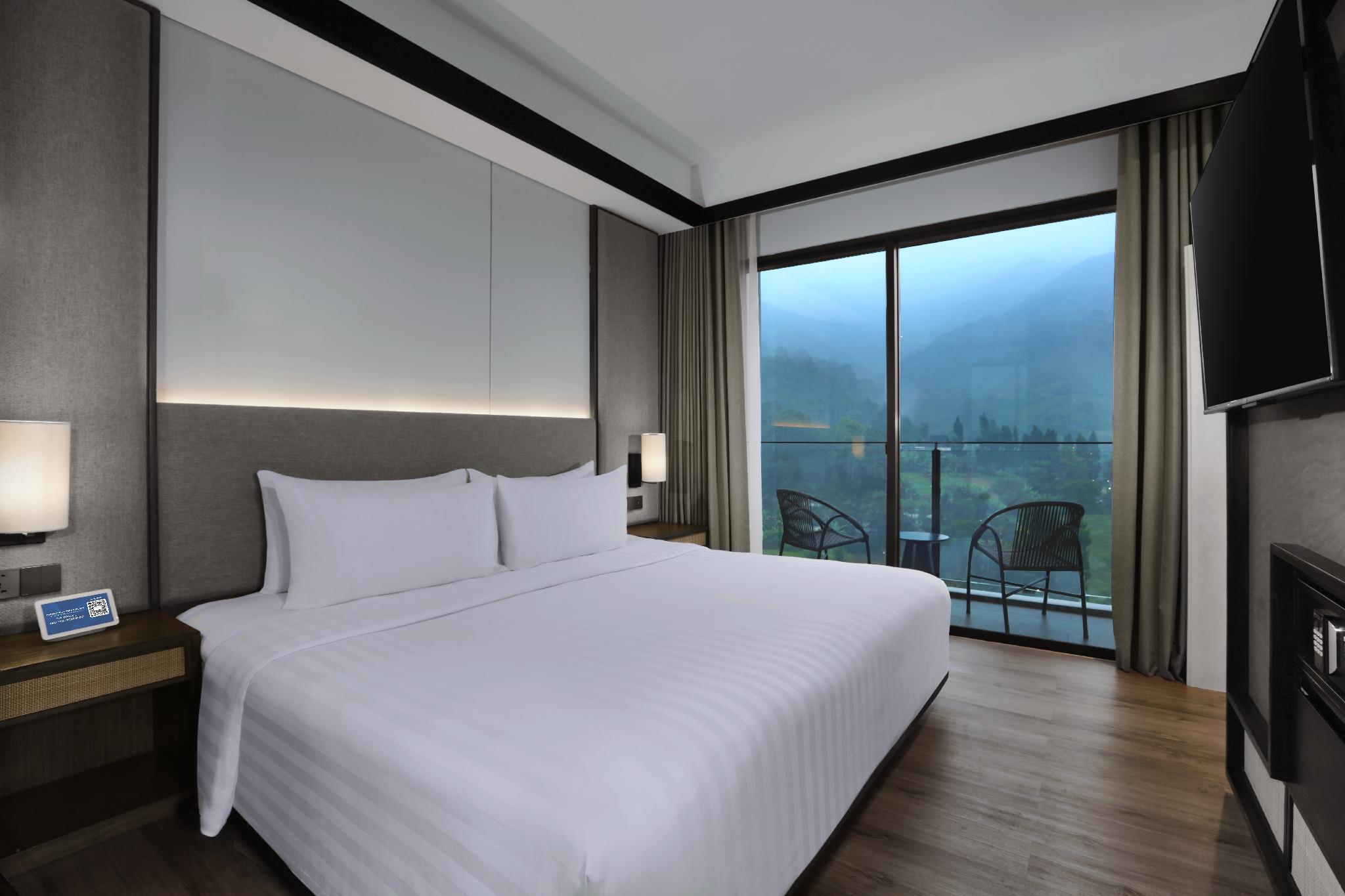 Junior Suite, Queen Bed, Pool and Mountain View