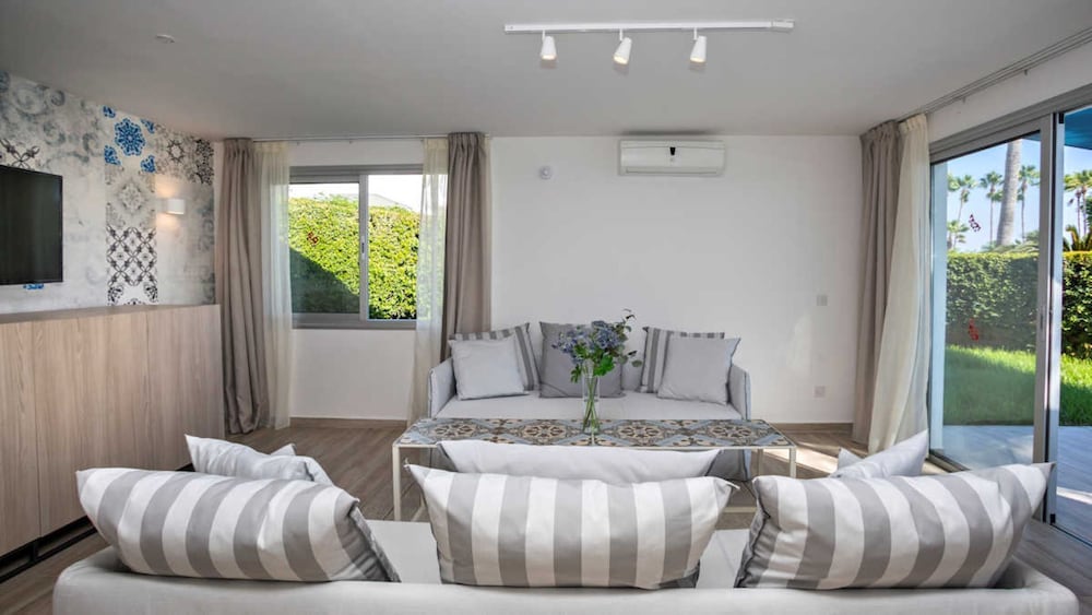 Deluxe, Suite, Queen Bed, Private Pool, Garden Area