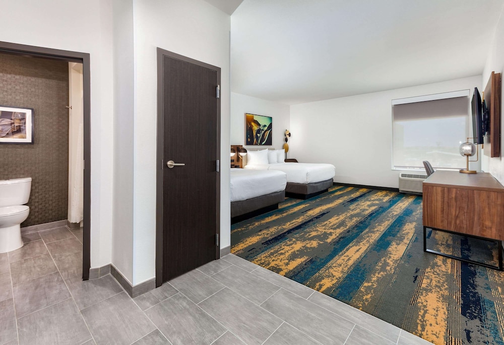La Quinta Inn & Suites by Wyndham Terrell 24/41
