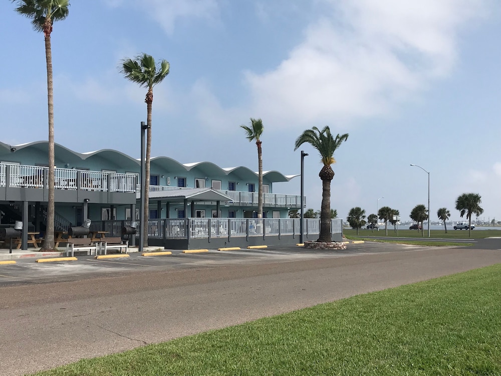 Blue Wave Inn 42/50