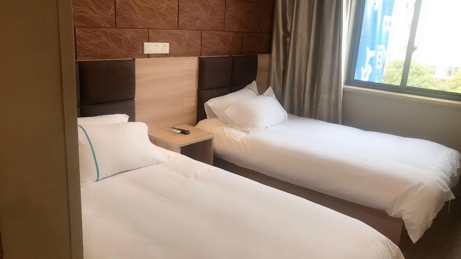 Room, Queen Bed, No Window