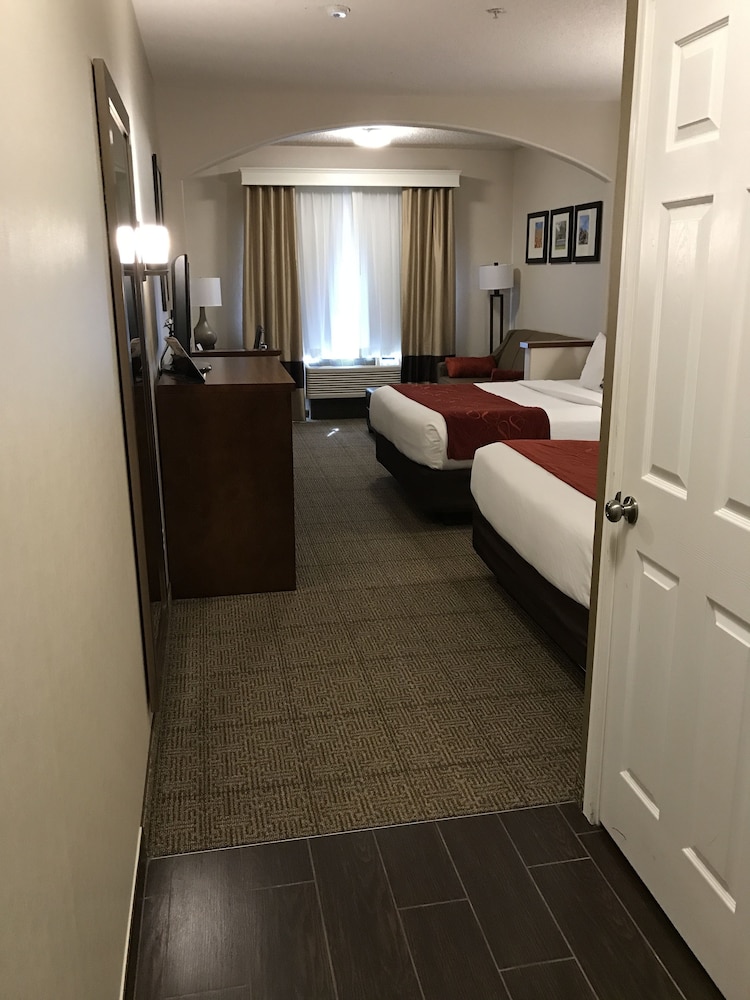 Comfort Suites Near Six Flags Magic Mountain 13/30