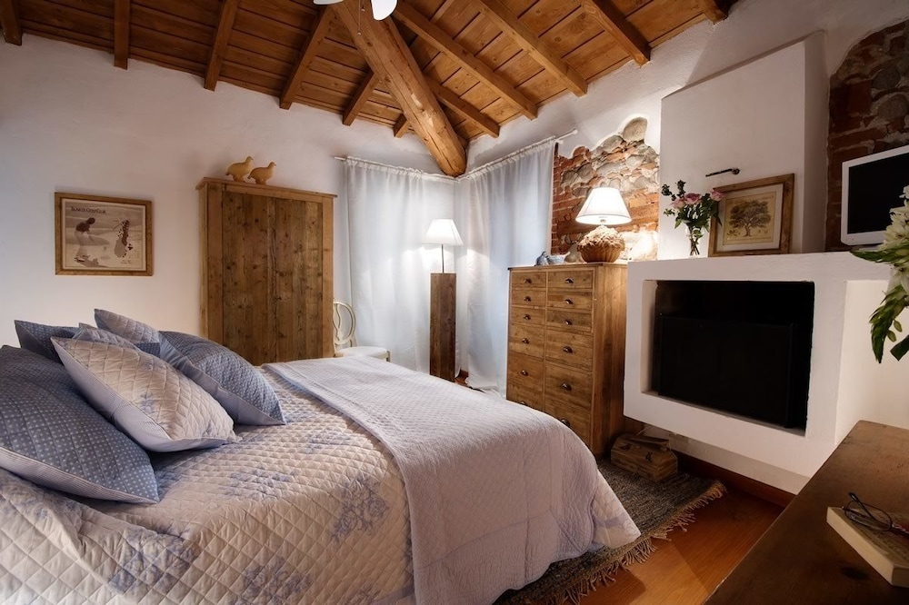 DELUXE, DOUBLE BED