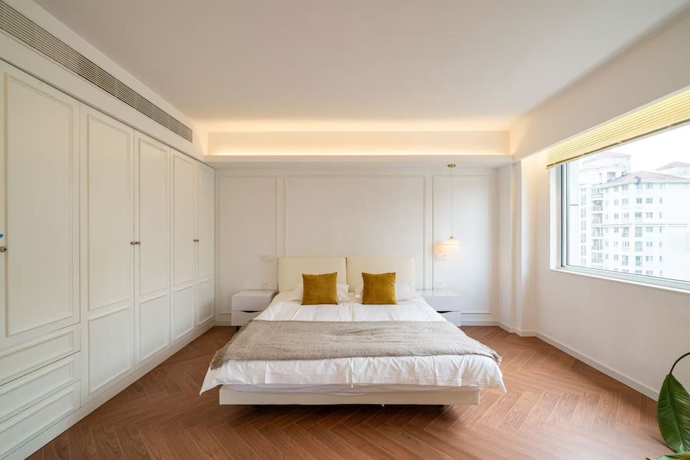 Book and Bed-People's Square 11/46