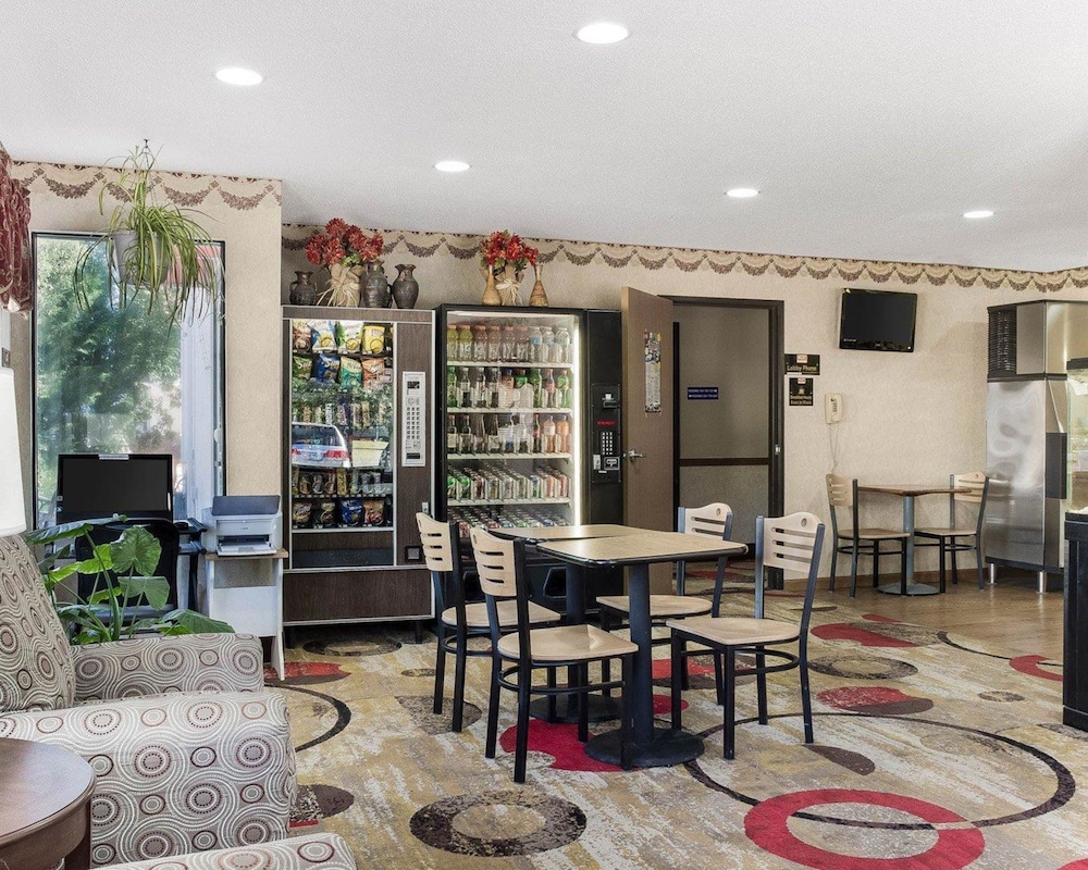 Econo Lodge Grand Forks near University 28/39
